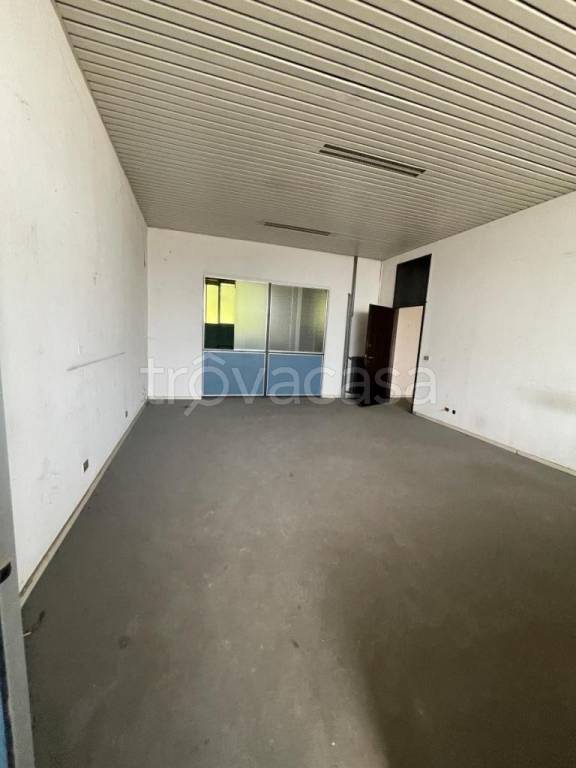 locale commerciale in vendita a Settala