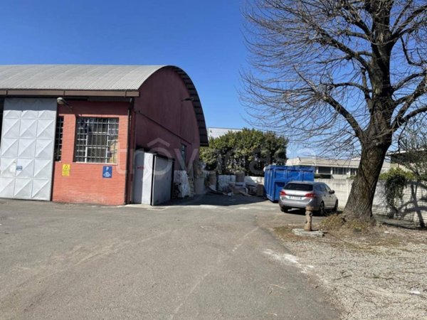 locale commerciale in vendita a Settala