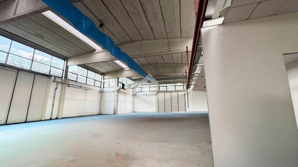 locale commerciale in vendita a Settala