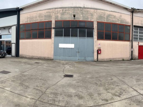 locale commerciale in vendita a Settimo Milanese
