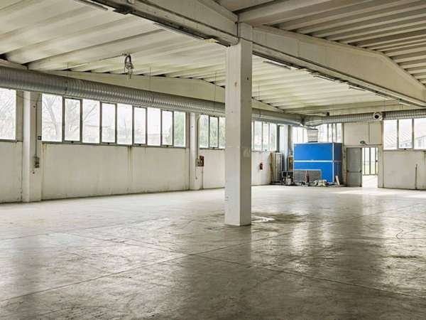 locale commerciale in vendita a Settimo Milanese