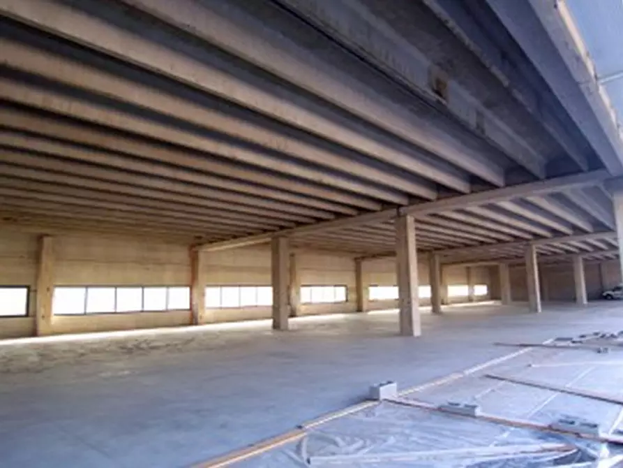 locale di sgombero in vendita a Settimo Milanese