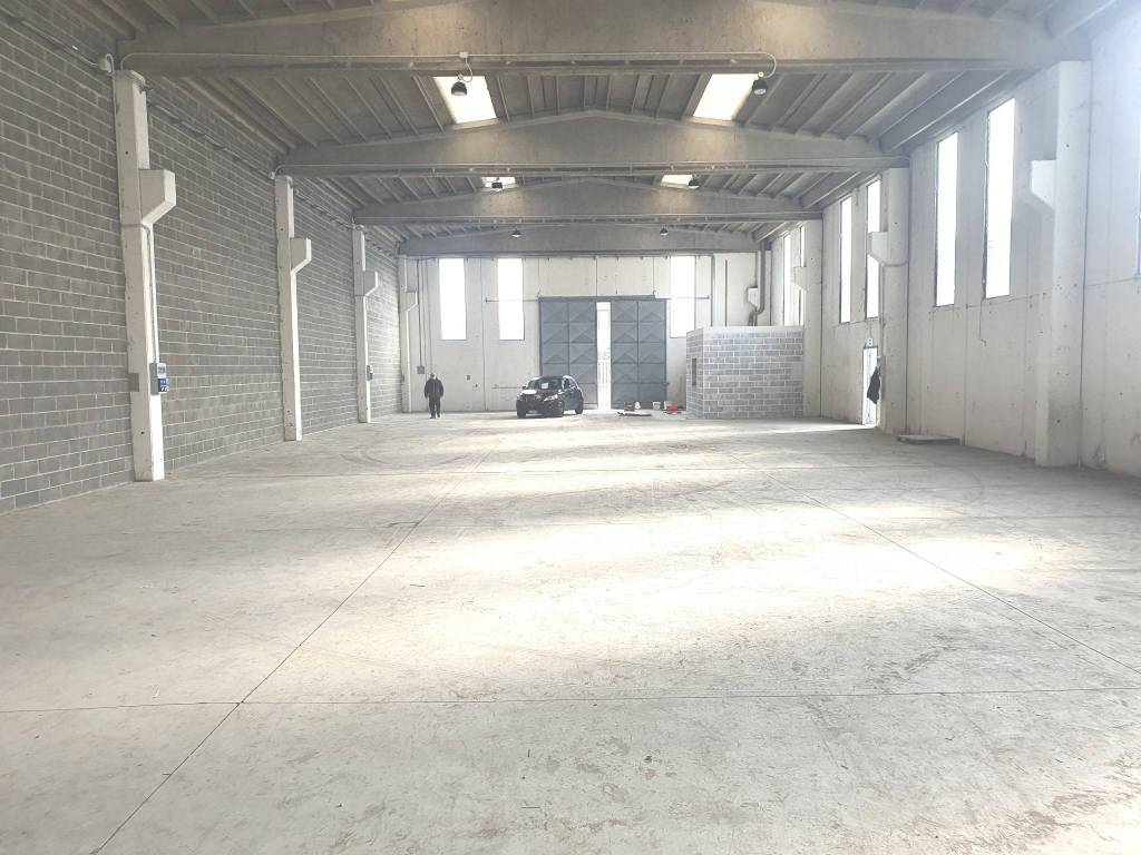 locale commerciale in vendita a Settimo Milanese