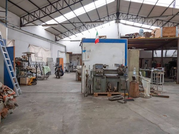 locale commerciale in vendita a Settimo Milanese