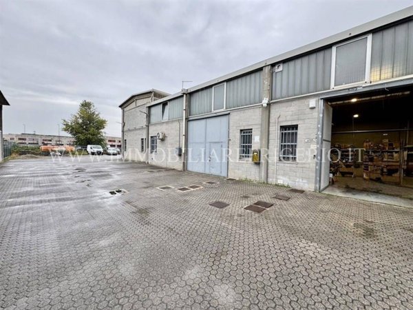 locale commerciale in vendita a Settimo Milanese