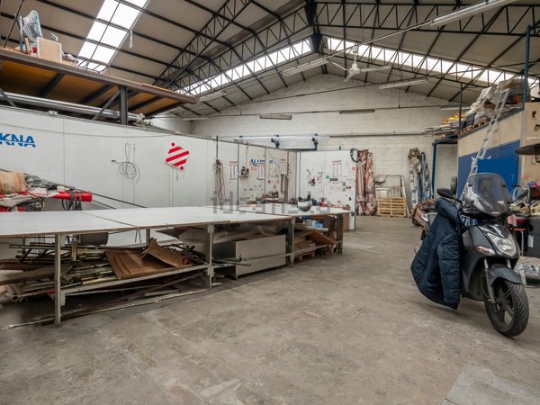 capannone in vendita a Settimo Milanese