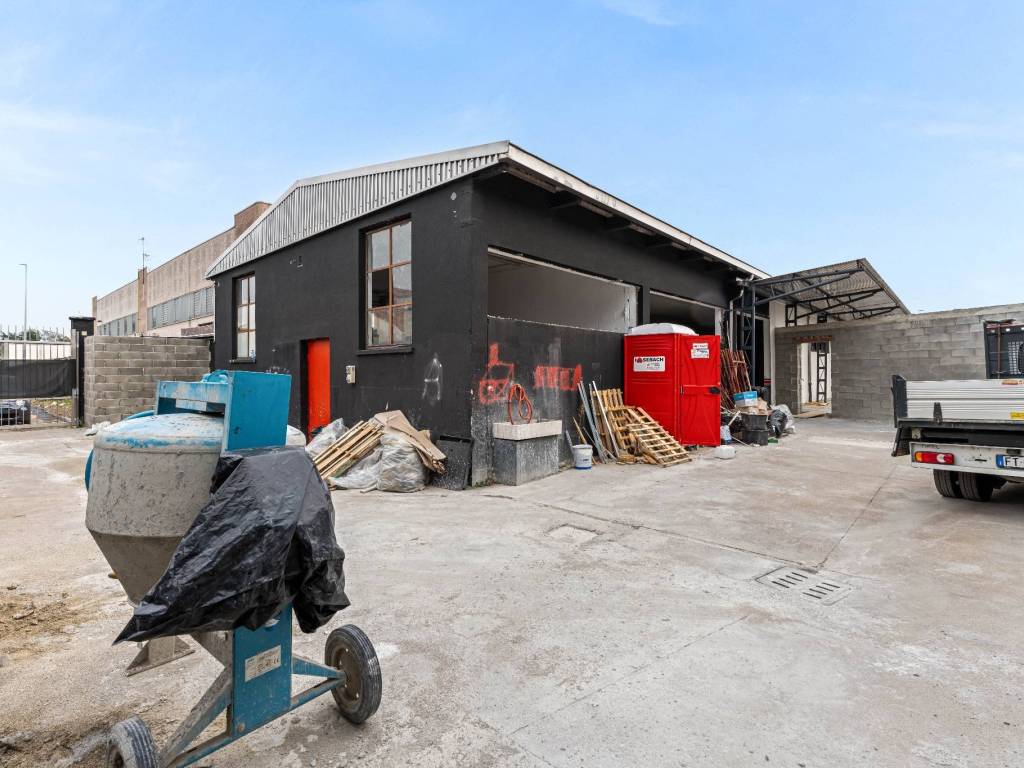 locale commerciale in vendita a Settimo Milanese