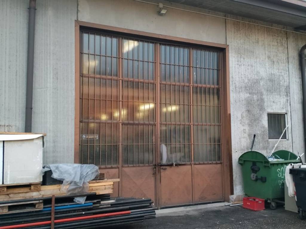 locale commerciale in vendita a Settimo Milanese in zona Vighignolo