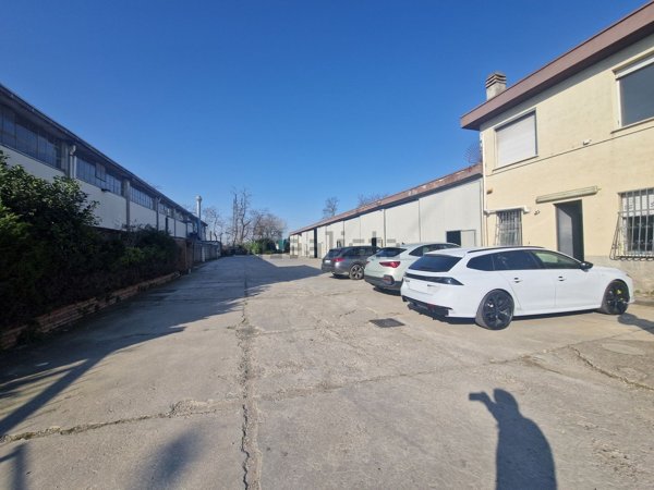 capannone in vendita a Settimo Milanese