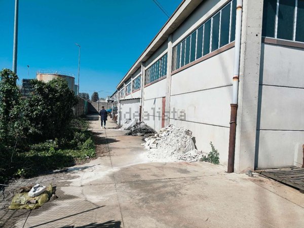 capannone in vendita a Settimo Milanese in zona Seguro
