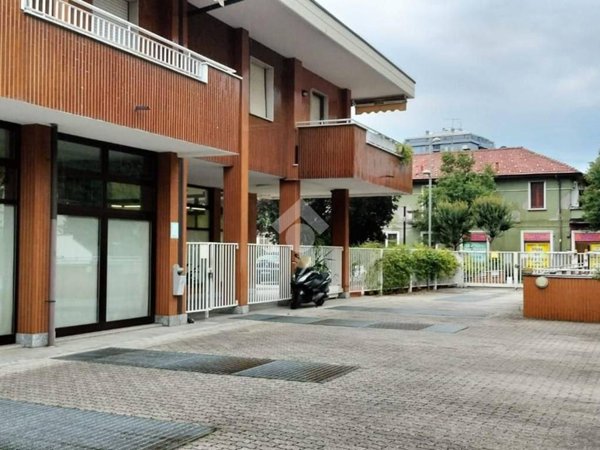 negozio in vendita a Settimo Milanese in zona Cascine Olona