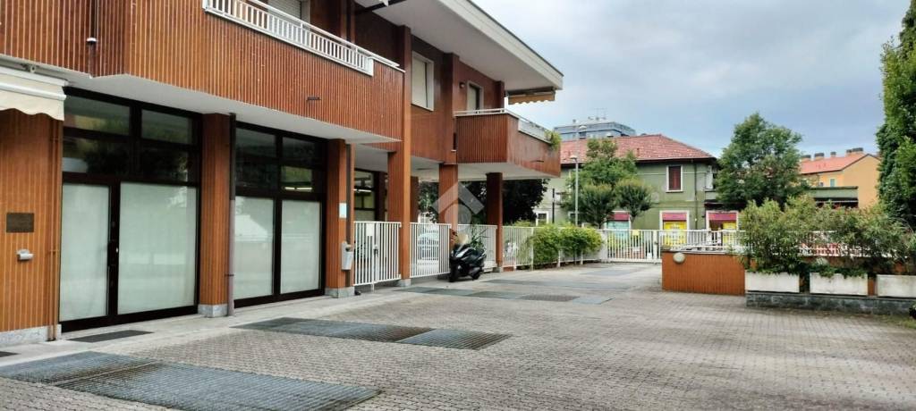 negozio in vendita a Settimo Milanese in zona Cascine Olona