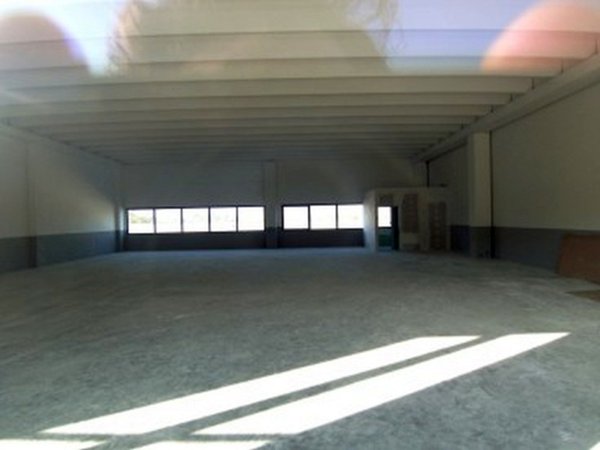 locale di sgombero in vendita a Settimo Milanese in zona Seguro