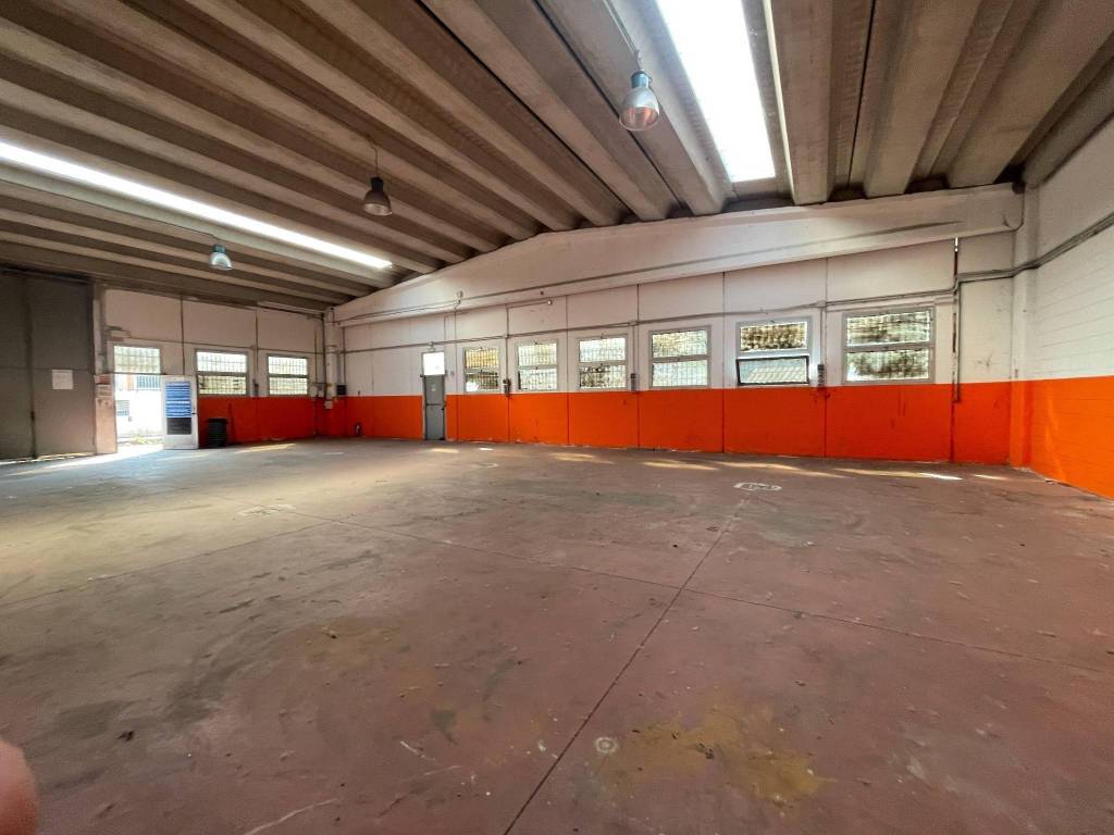 locale commerciale in vendita a Settimo Milanese