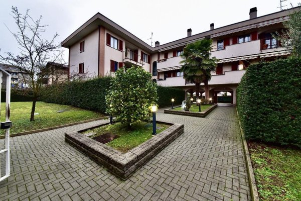 appartamento in vendita a Solaro in zona Villaggio Brollo