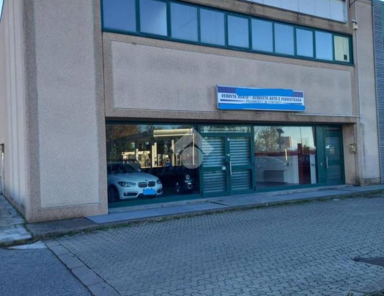 locale commerciale in vendita a Solaro