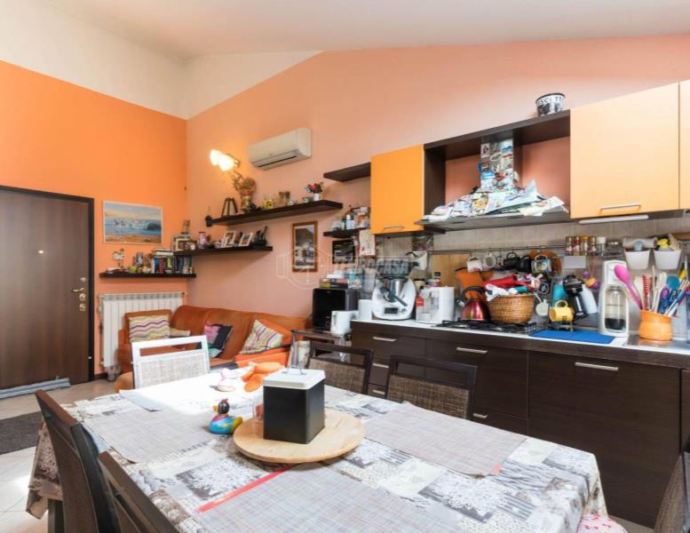 appartamento in vendita a Solaro in zona Villaggio Brollo
