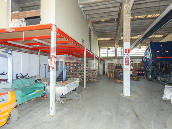 locale commerciale in vendita a Solaro