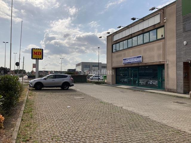 locale commerciale in vendita a Solaro