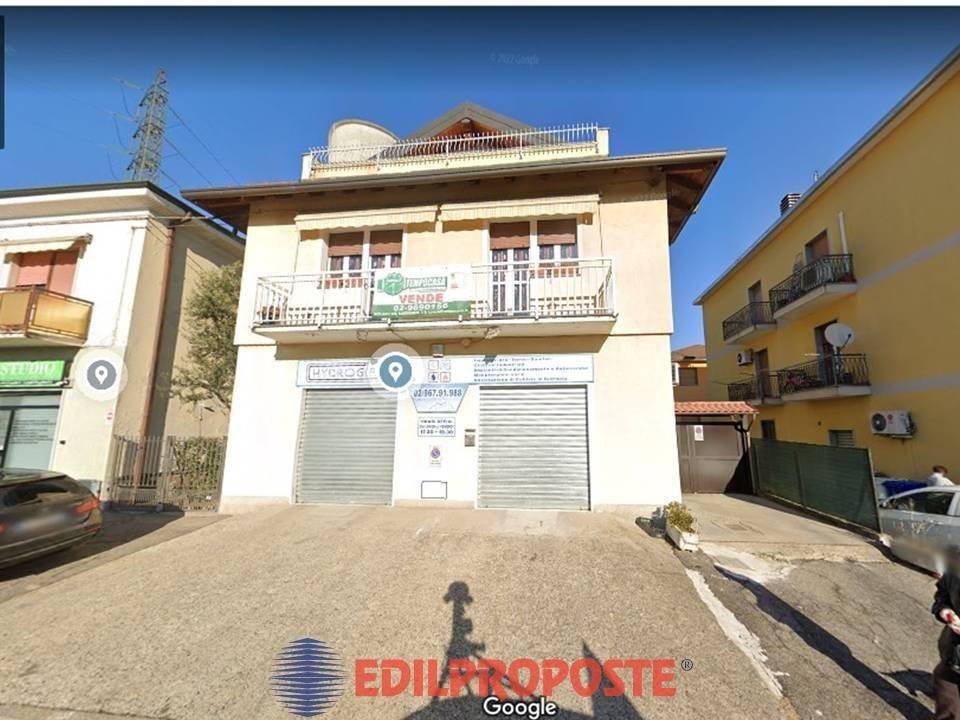 negozio in vendita a Solaro in zona Villaggio Brollo