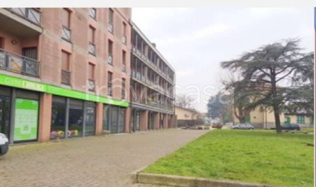 negozio in vendita a Solaro in zona Villaggio Brollo