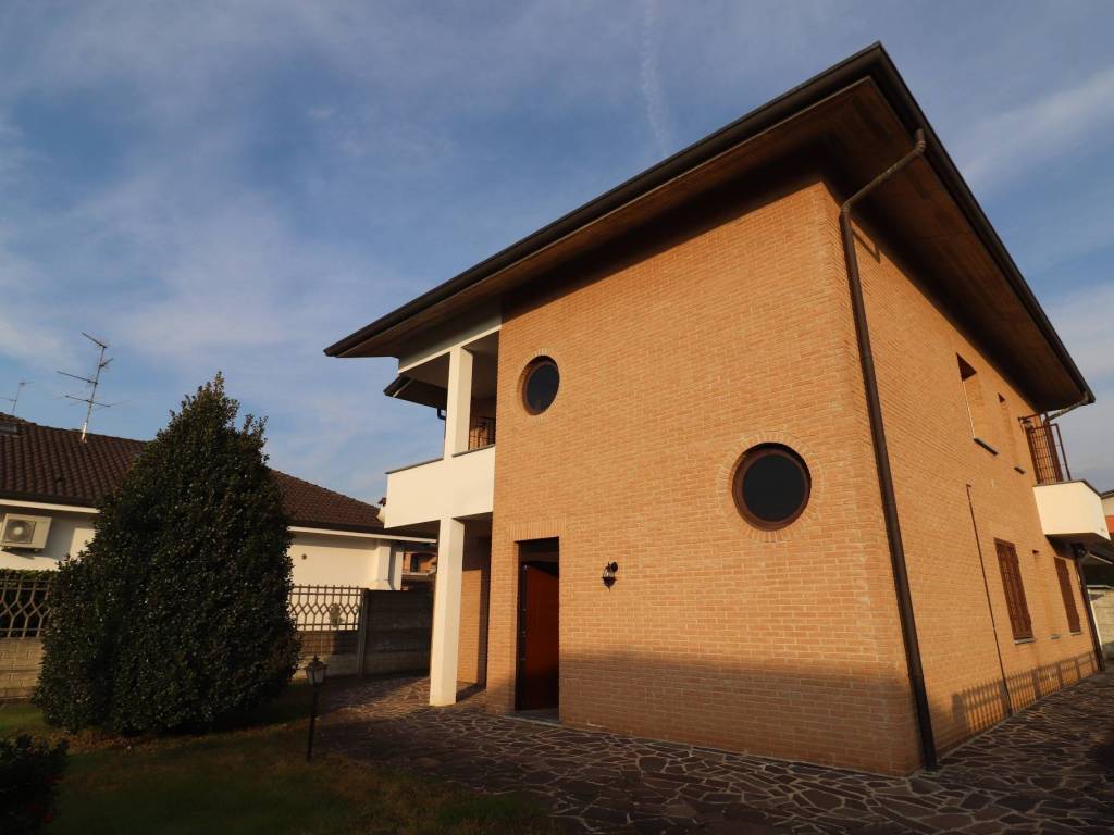 casa indipendente in vendita a Solaro