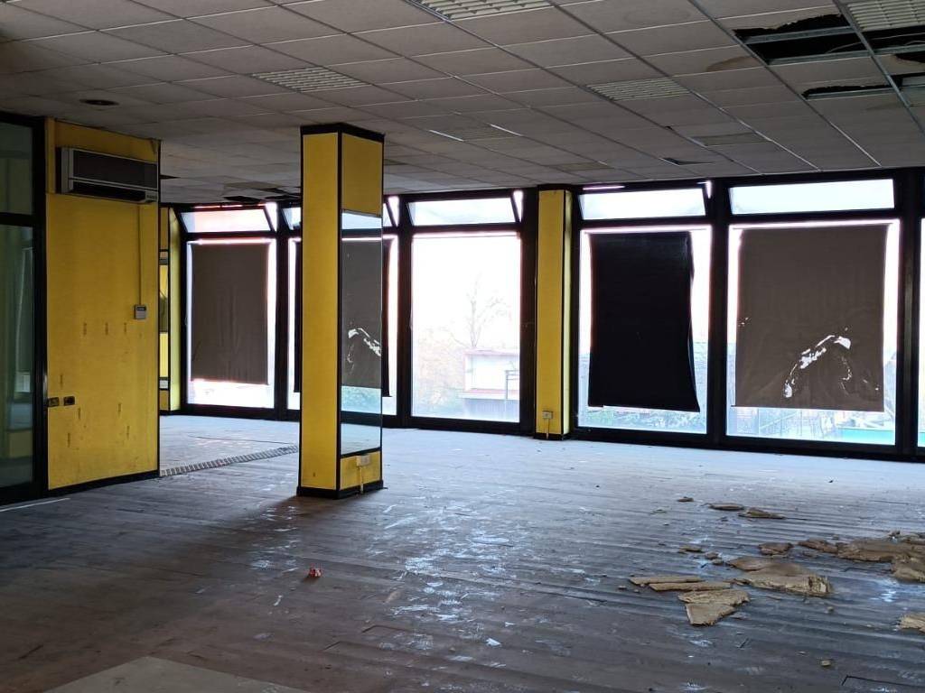negozio in vendita a Solaro in zona Villaggio Brollo