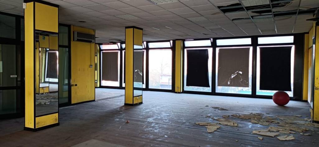 negozio in vendita a Solaro in zona Villaggio Brollo