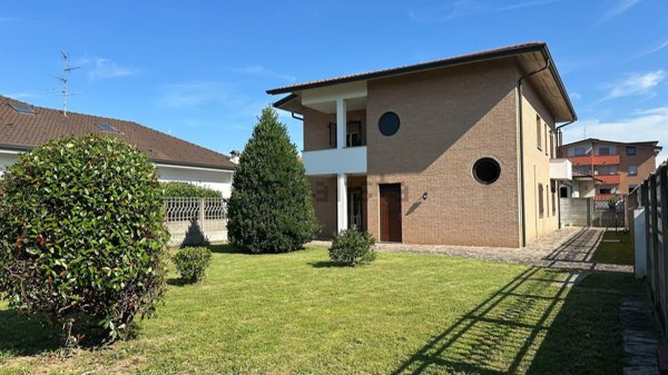 casa indipendente in vendita a Solaro