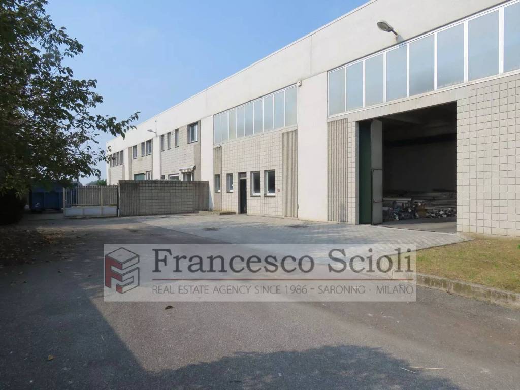 locale commerciale in vendita a Solaro