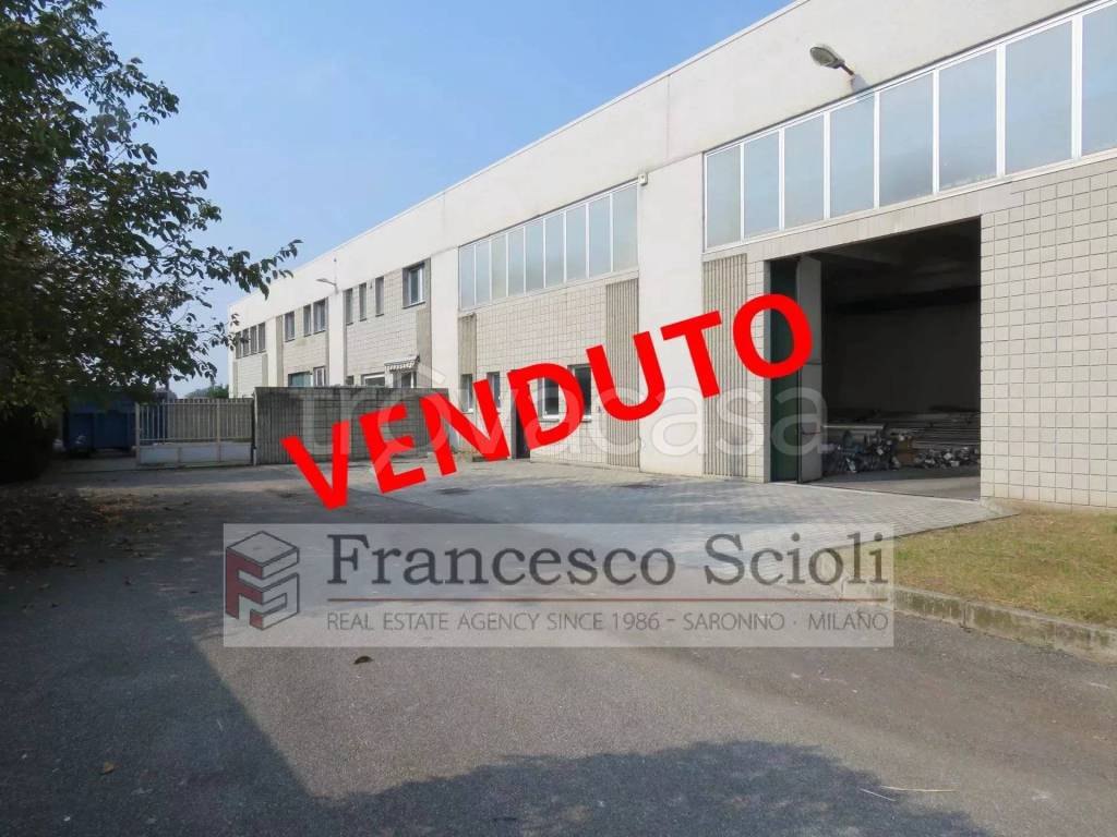 locale commerciale in vendita a Solaro