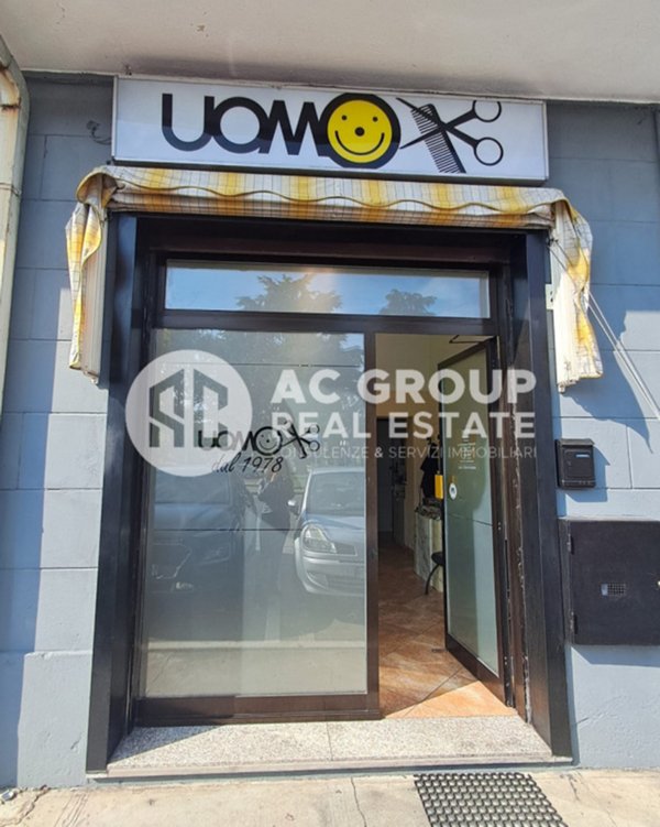 negozio in vendita a Solaro in zona Villaggio Brollo