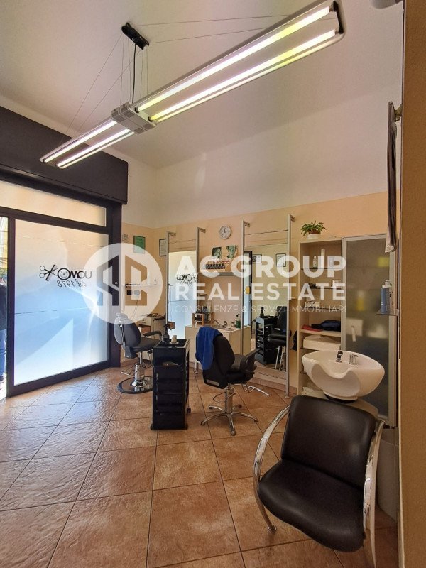 negozio in vendita a Solaro in zona Villaggio Brollo