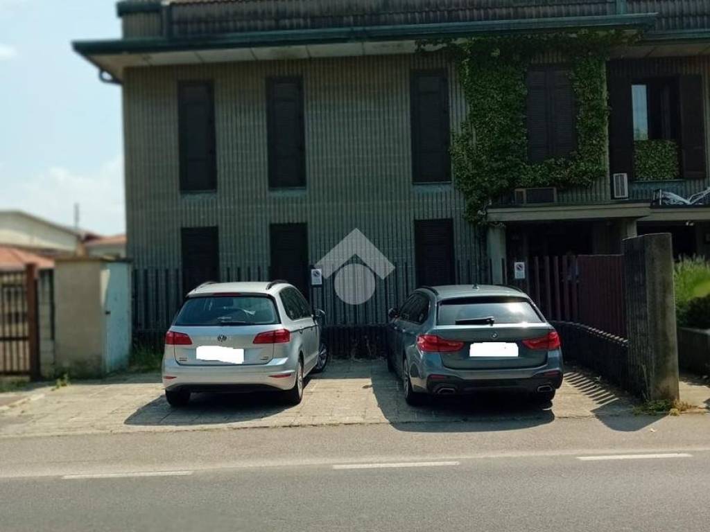 locale commerciale in vendita a Solaro in zona Villaggio Brollo