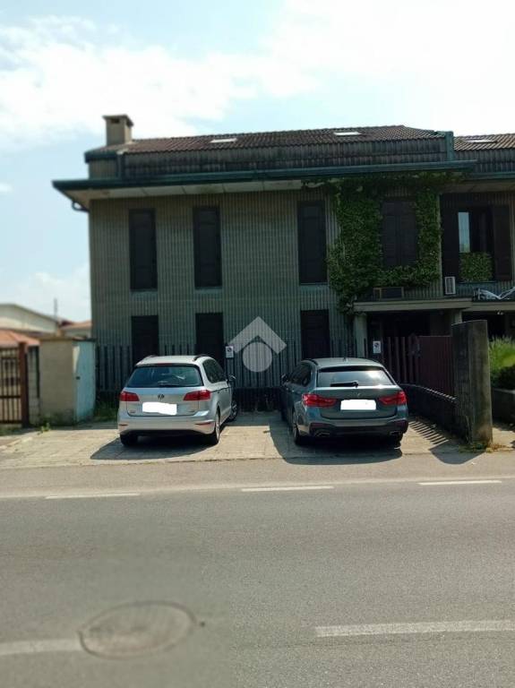 locale commerciale in vendita a Solaro in zona Villaggio Brollo