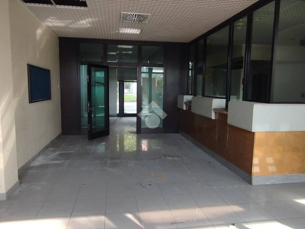 negozio in vendita a Solaro in zona Villaggio Brollo