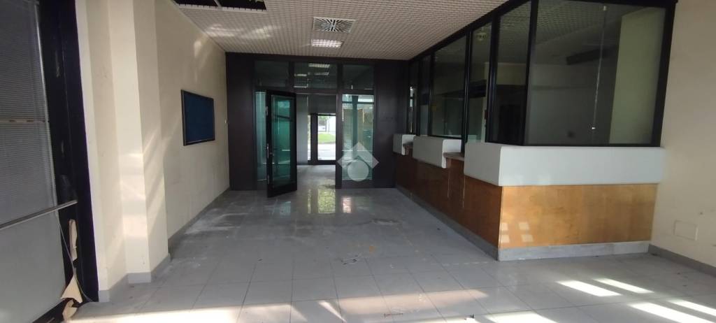 negozio in vendita a Solaro in zona Villaggio Brollo