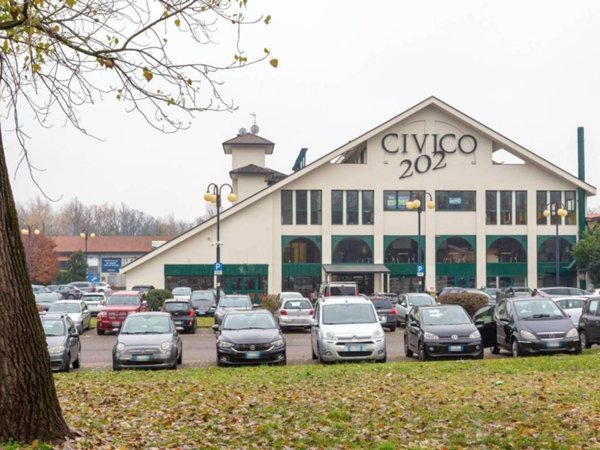 negozio in vendita a Solaro in zona Villaggio Brollo