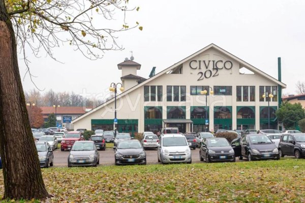 negozio in vendita a Solaro in zona Villaggio Brollo