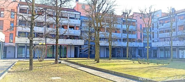 ufficio in vendita a Solaro in zona Villaggio Brollo