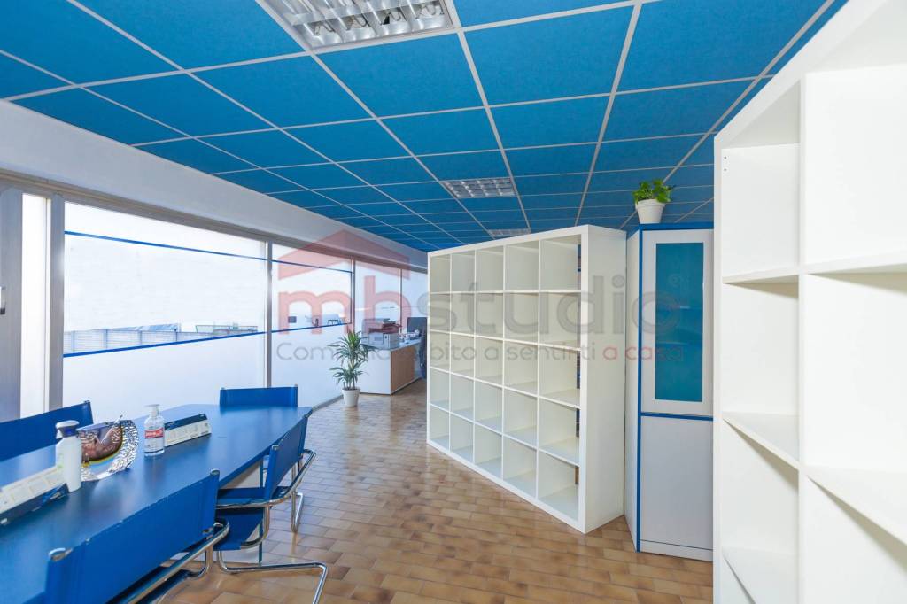 locale commerciale in vendita a Solaro