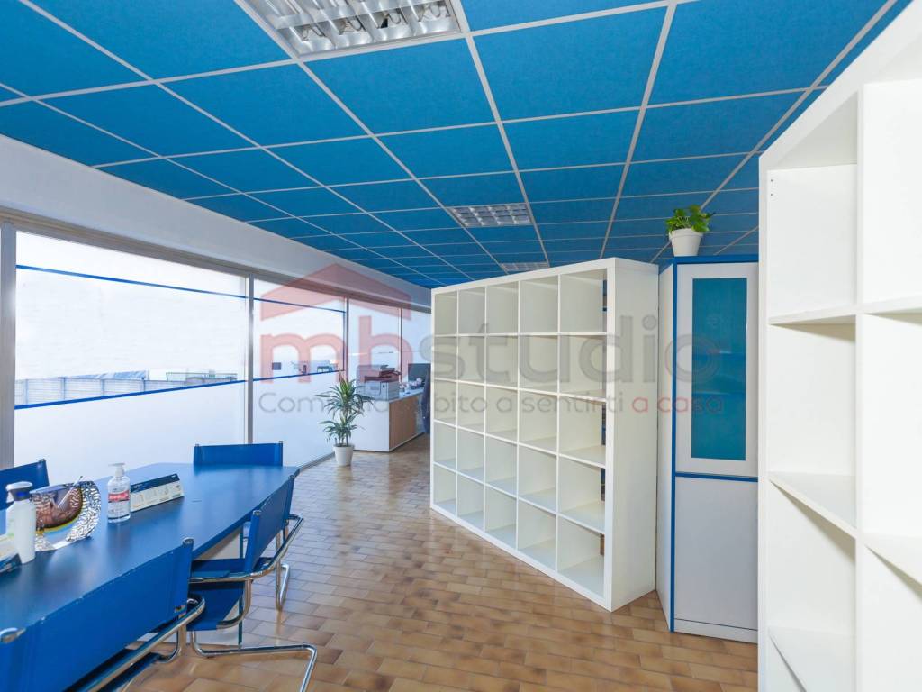 locale commerciale in vendita a Solaro