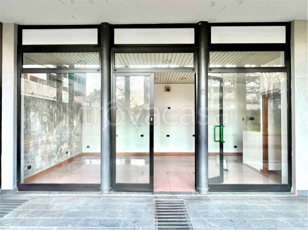 negozio in vendita a Solaro in zona Villaggio Brollo