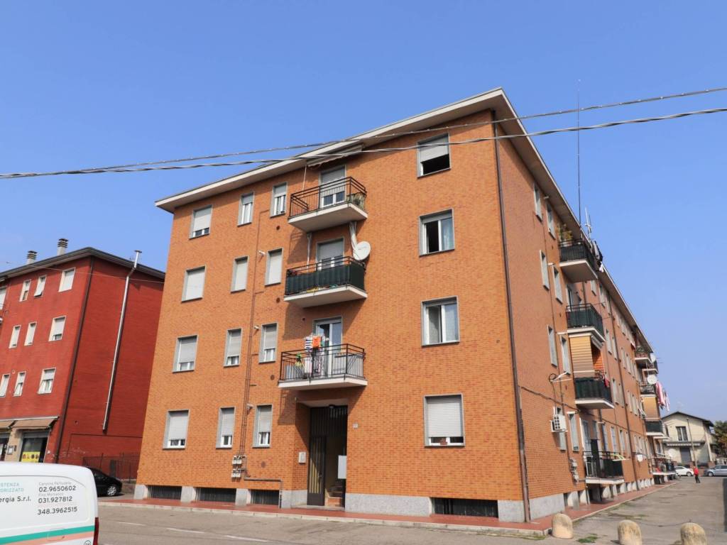 locale commerciale in vendita a Solaro