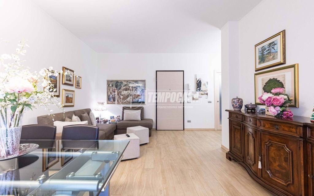 appartamento in vendita a Solaro in zona Villaggio Brollo
