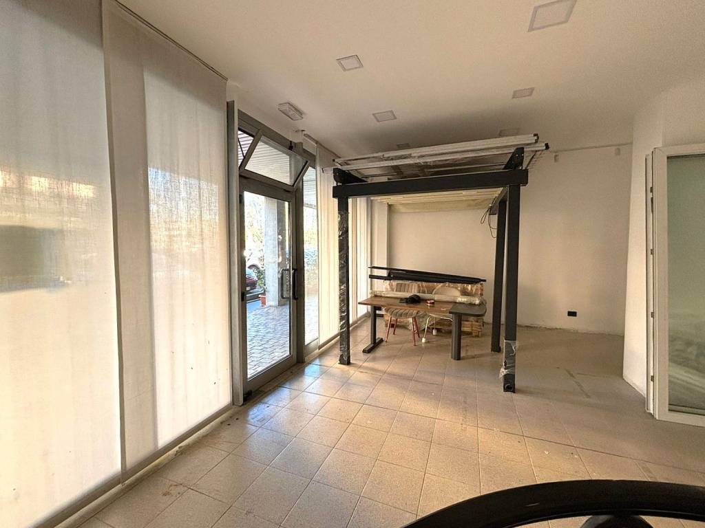 negozio in vendita a Solaro