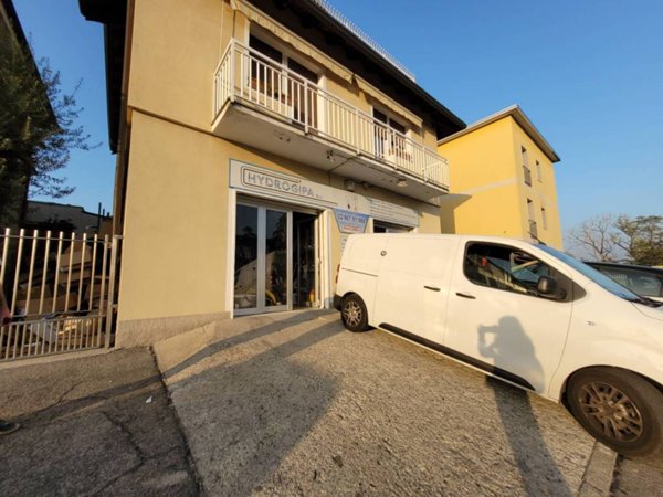 negozio in vendita a Solaro in zona Villaggio Brollo