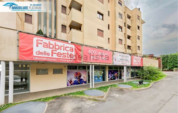 locale commerciale in vendita a Solaro