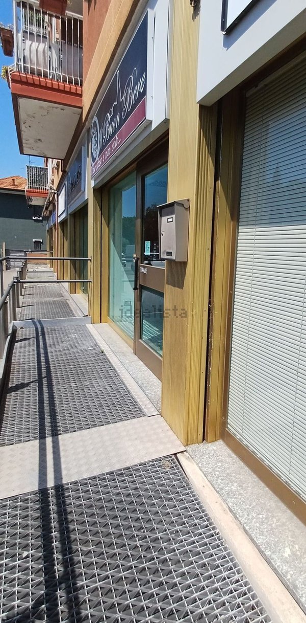 locale commerciale in vendita a Solaro