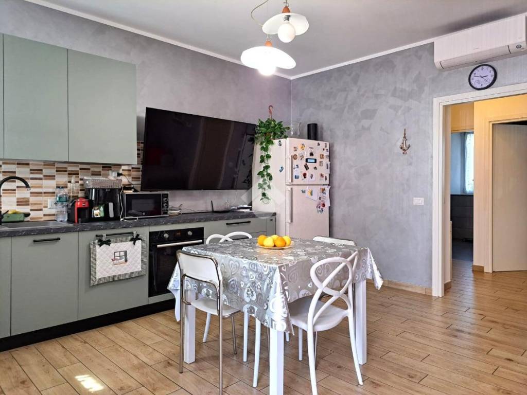 appartamento in vendita a Solaro in zona Villaggio Brollo